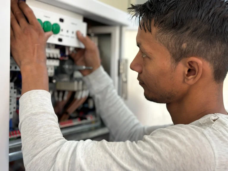 Tecnico revisando las conexiones internas del tablero de un cargador electrico