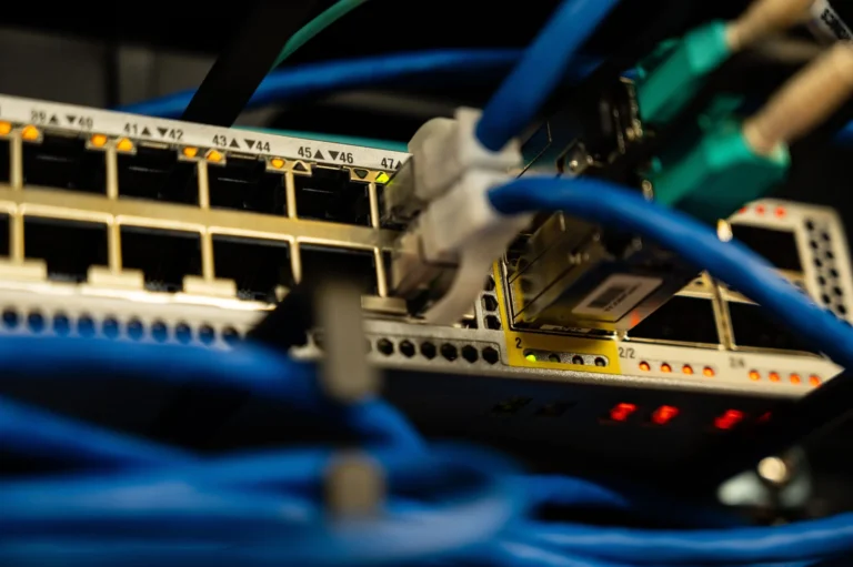 Detalle de cableado de red organizado en un switch