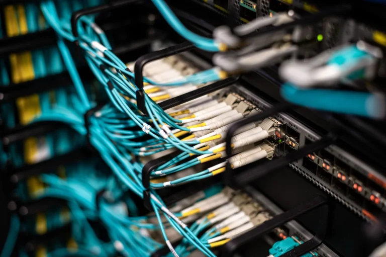 Bastidor de fibra optica con cableado estructurado organizado