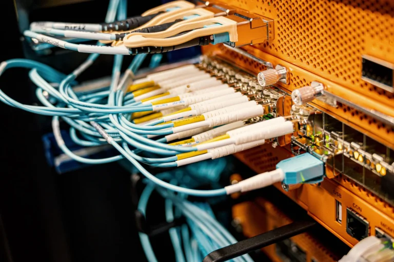 Rack de datos con cableado estructurado de fibra óptica organizado