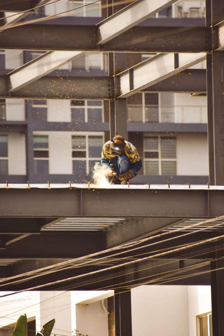 Técnico trabajando en una estructura de acero para instalación de malla