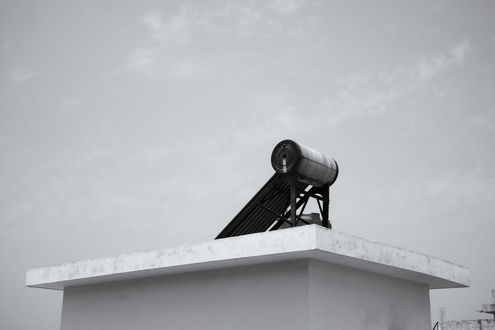 Calentador solar de agua con tubos instalado en una azotea
