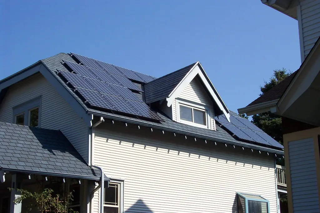 Techo inclinado de una casa con paneles solares visto desde abajo