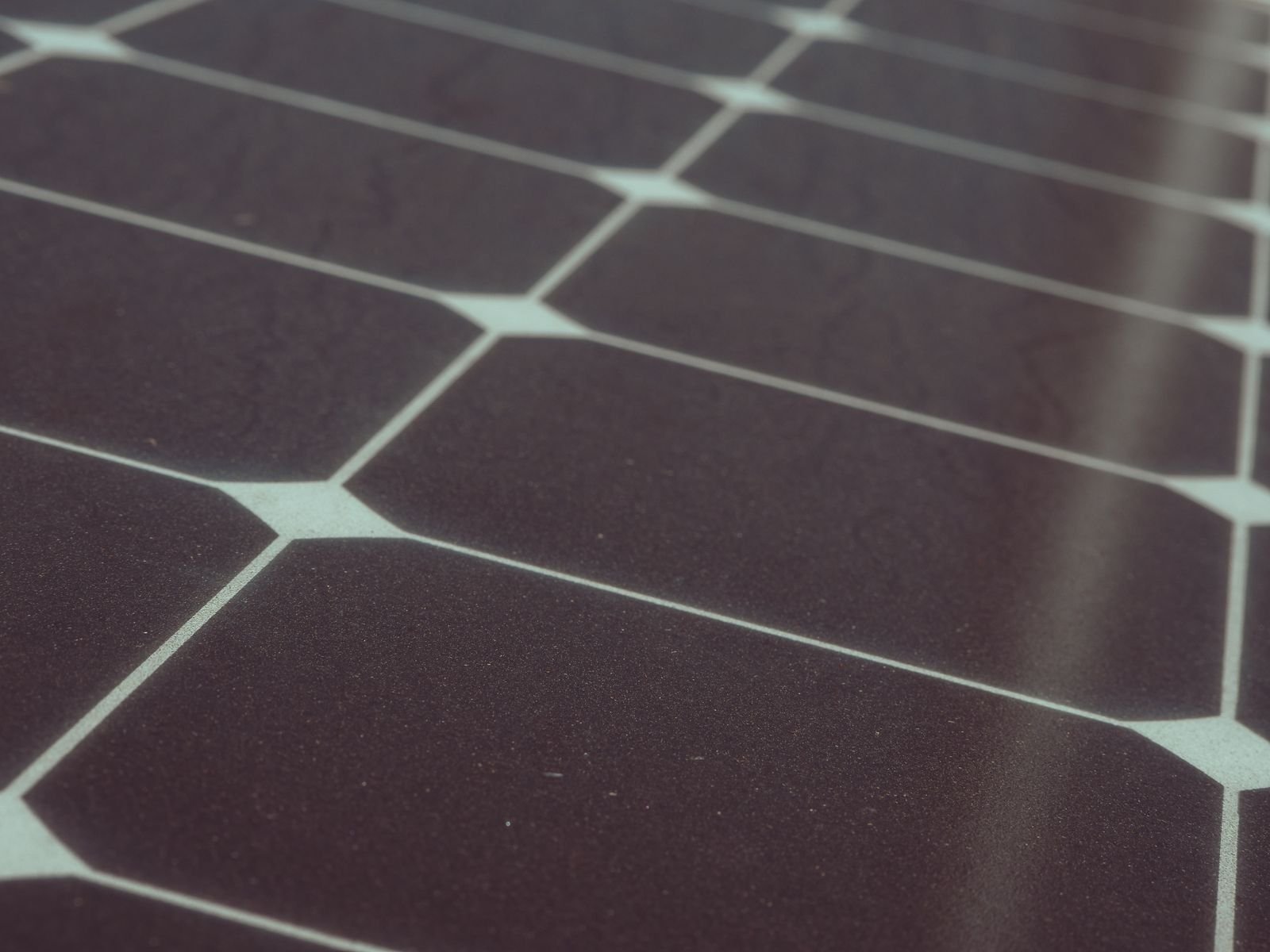 Acercamiento a las celdas fotovoltaicas de silicio de un panel solar
