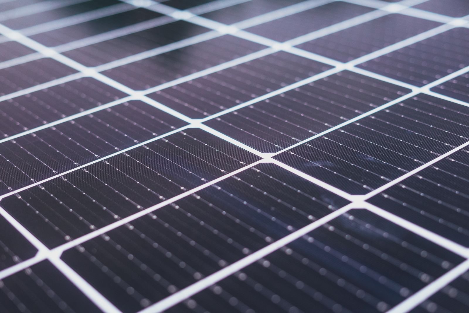 Vista cercana de las celdas de un panel solar fotovoltaico