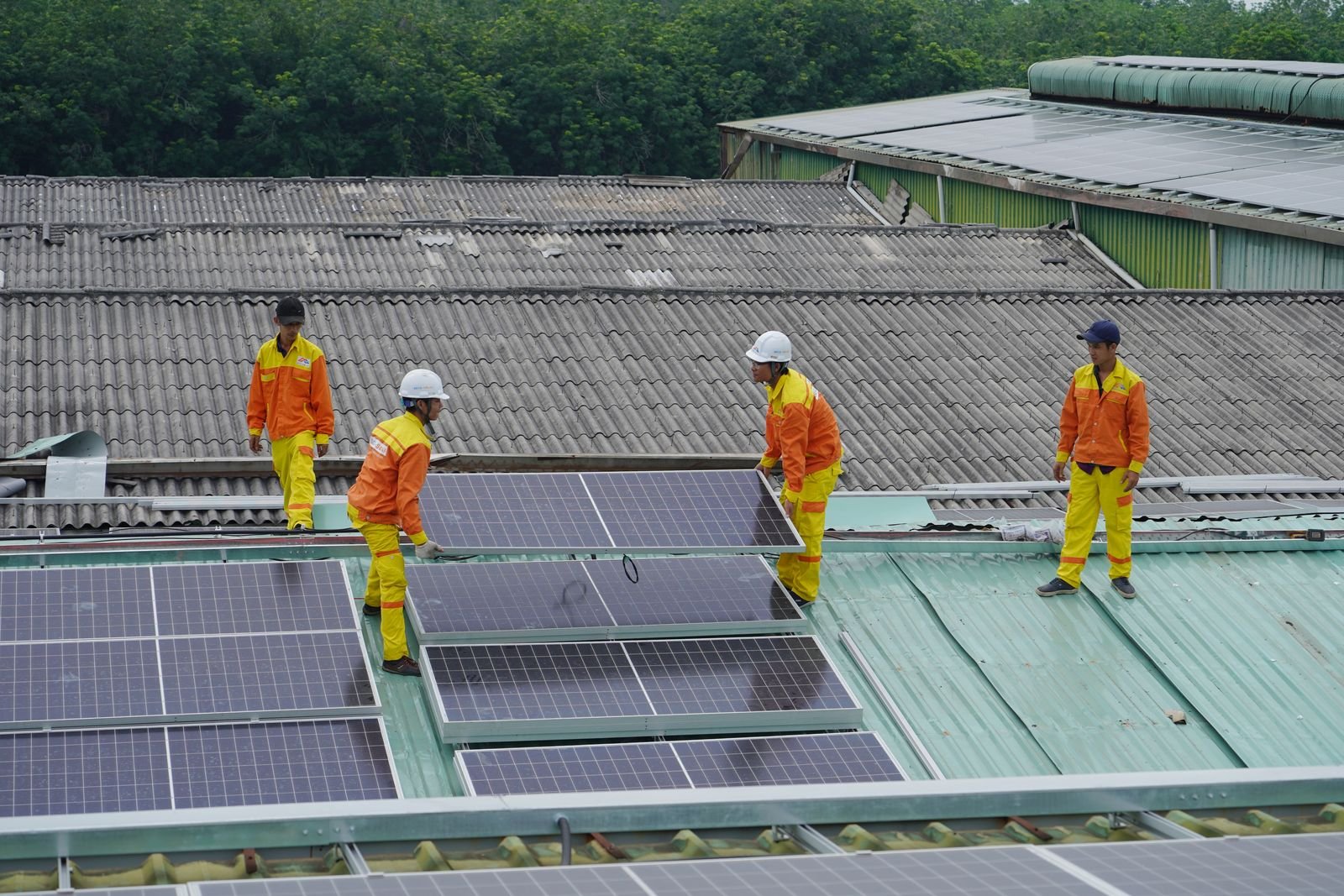 Técnicos instalando paneles solares sobre la estructura de un techo