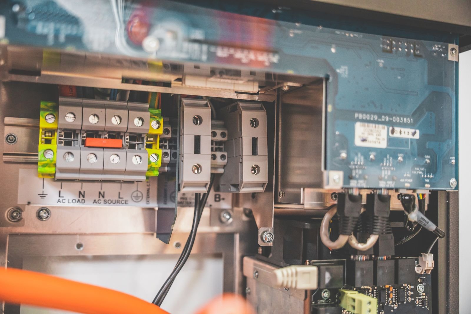Componentes eléctricos internos de un inversor solar abierto