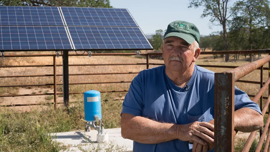 Panel solar instalado junto a un corral de ganado en un rancho