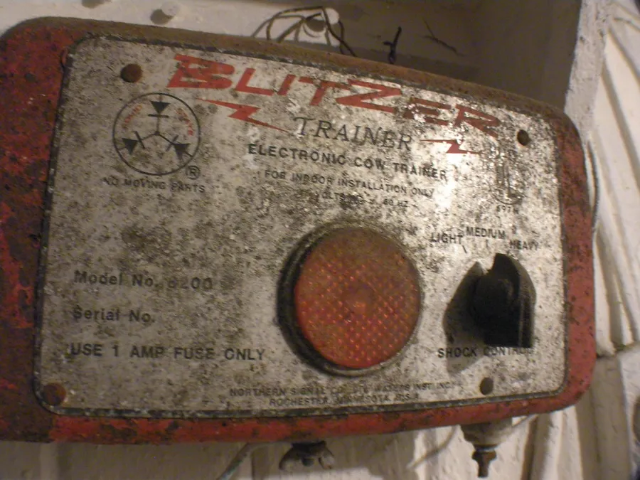 Placa de fabricante de un energizador antiguo de cerco eléctrico
