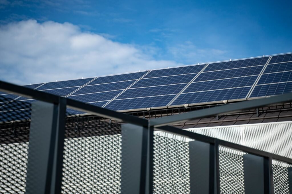 Paneles solares modernos instalados en una azotea bajo cielo azul despejado