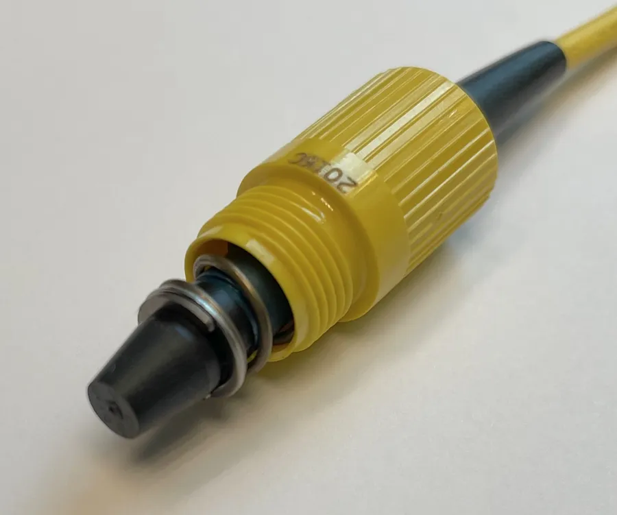 Conector de fibra óptica con cable amarillo visto de cerca