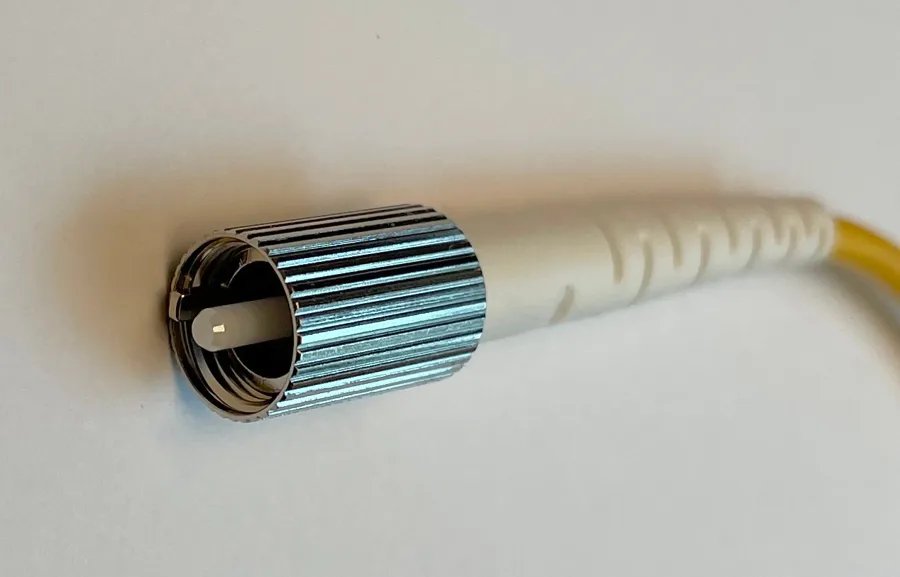 Conector ST de fibra óptica con su férula de cerámica a la vista