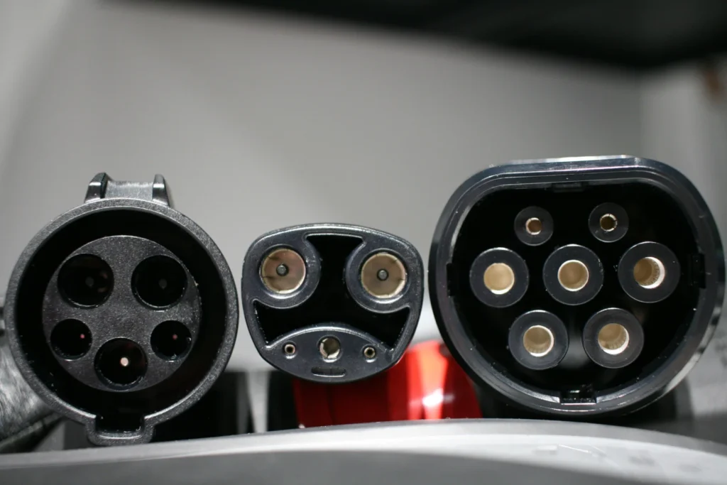 Tres conectores de carga para autos eléctricos vistos de frente