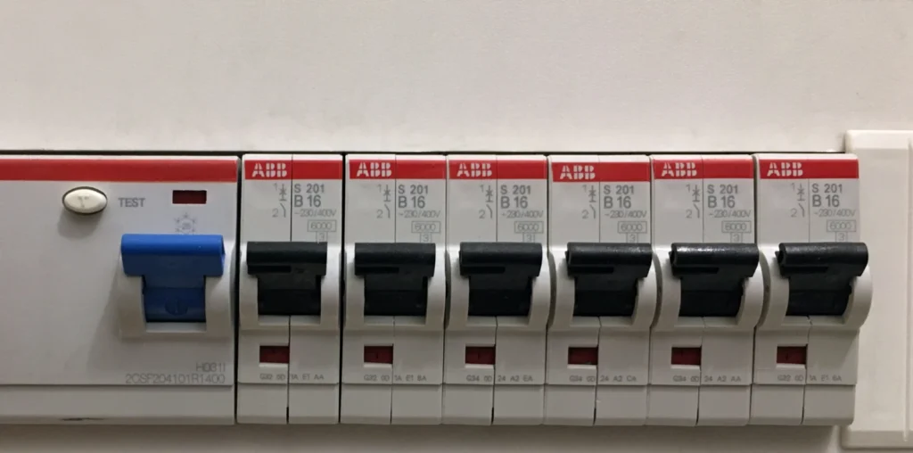 Interruptores termomagnéticos y diferencial en un tablero eléctrico