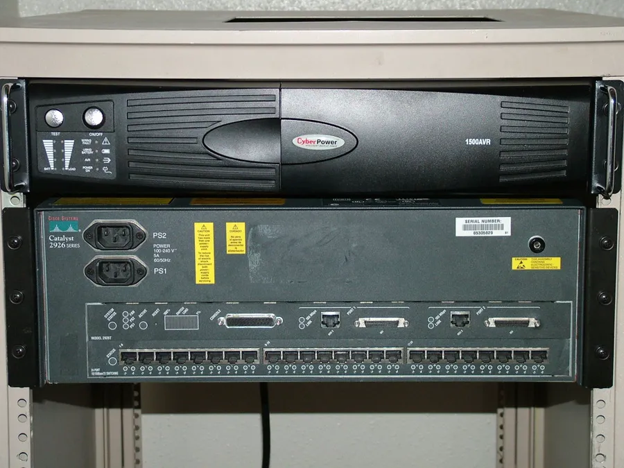 No-break de 2U montado en un rack encima de un switch