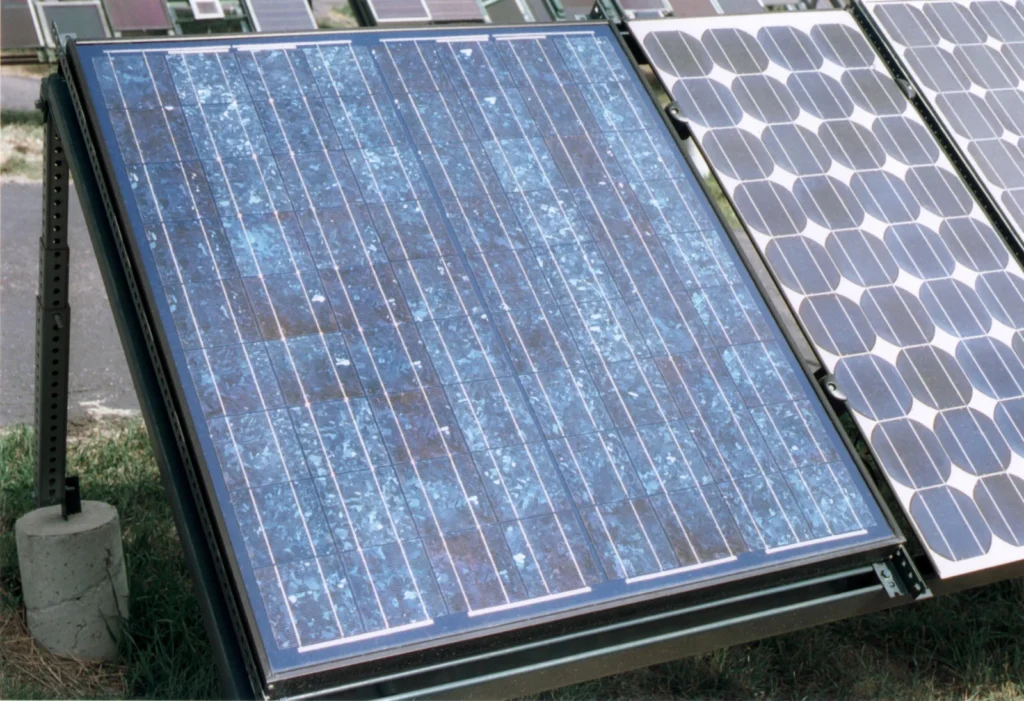Panel solar con celdas manchadas y desgastadas por la intemperie